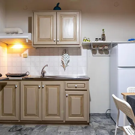 Sunny Summer Retreat - Perfect Location & Bbq *