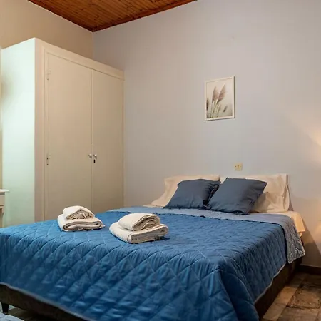 Sunny Summer Retreat - Perfect Location & Bbq *