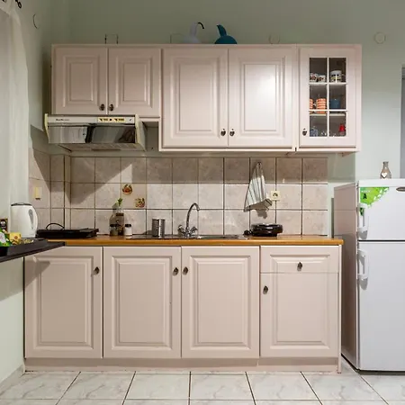 Sunny Summer Retreat - Perfect Location & Bbq