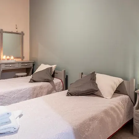 Sunny Summer Retreat - Perfect Location & Bbq