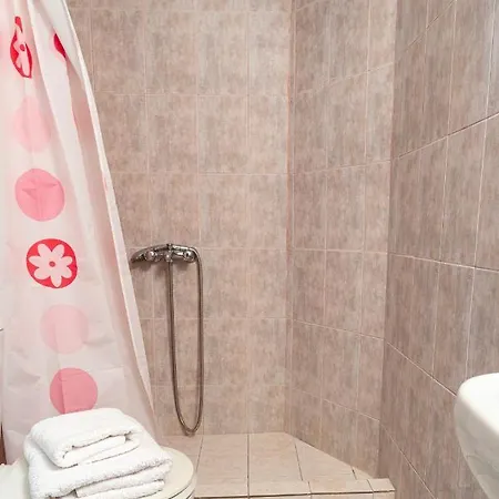 Sunny Summer Retreat - Perfect Location & Bbq