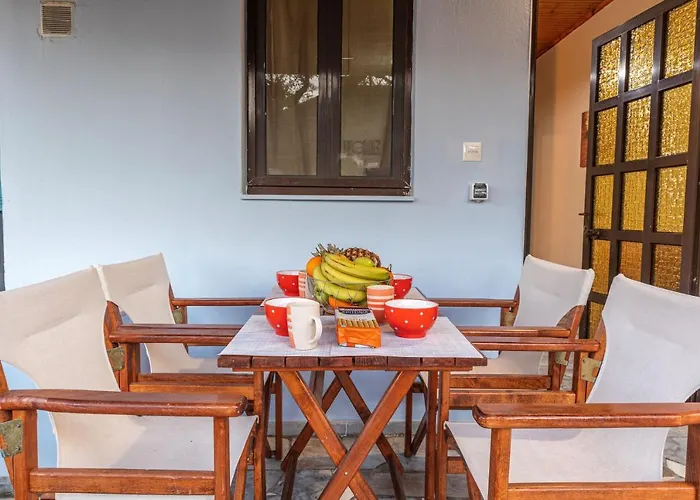 Sunny Summer Retreat - Perfect Location & Bbq *