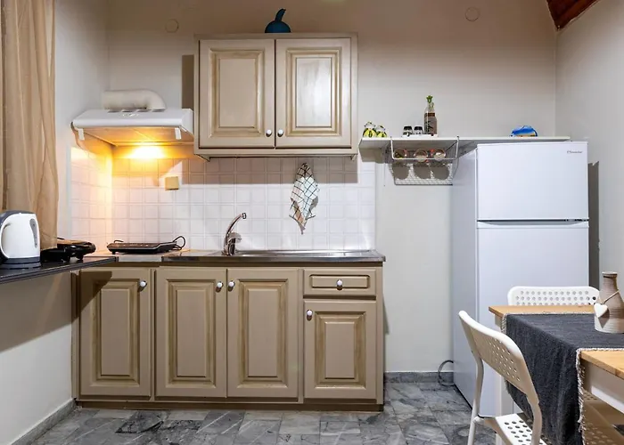 Sunny Summer Retreat - Perfect Location & Bbq *