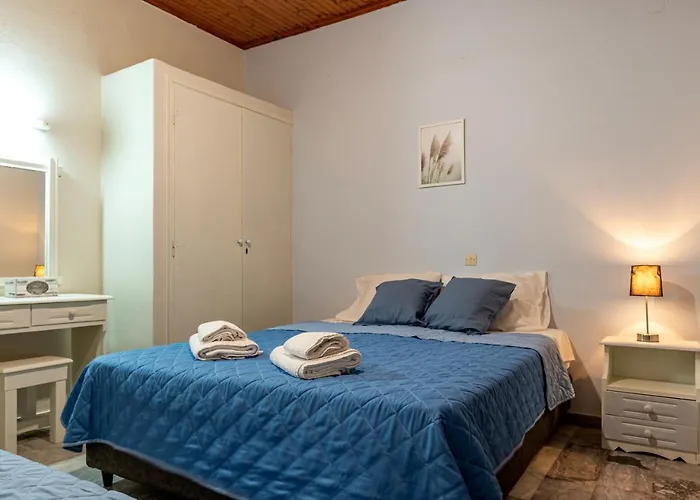 Sunny Summer Retreat - Perfect Location & Bbq *