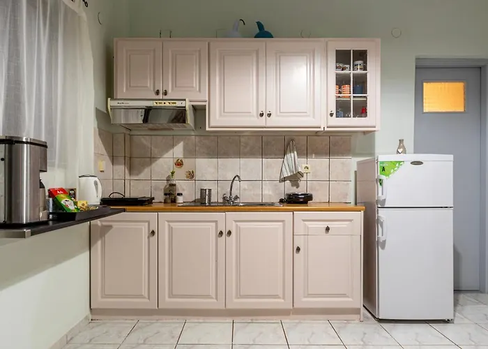 Sunny Summer Retreat - Perfect Location & Bbq