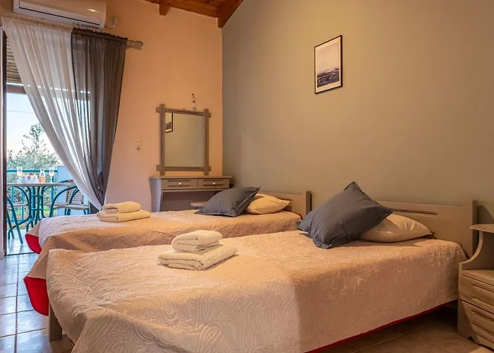 Sunny Summer Retreat - Perfect Location & Bbq *