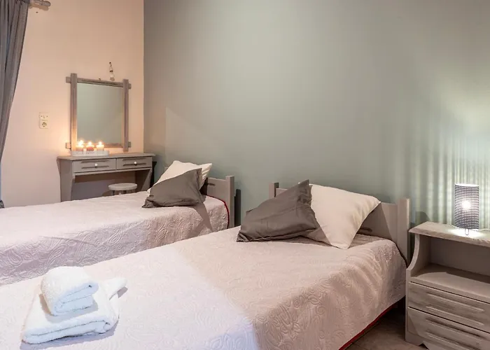 Sunny Summer Retreat - Perfect Location & Bbq