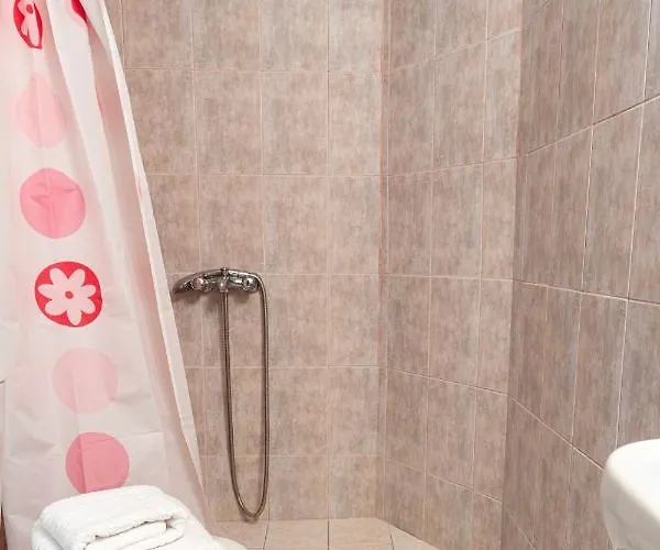 Sunny Summer Retreat - Perfect Location & Bbq