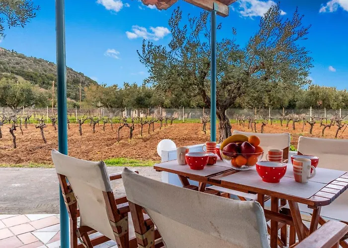 Sunny Summer Retreat - Perfect Location & Bbq