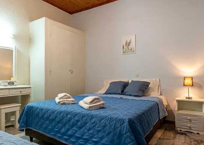 Sunny Summer Retreat - Perfect Location & Bbq